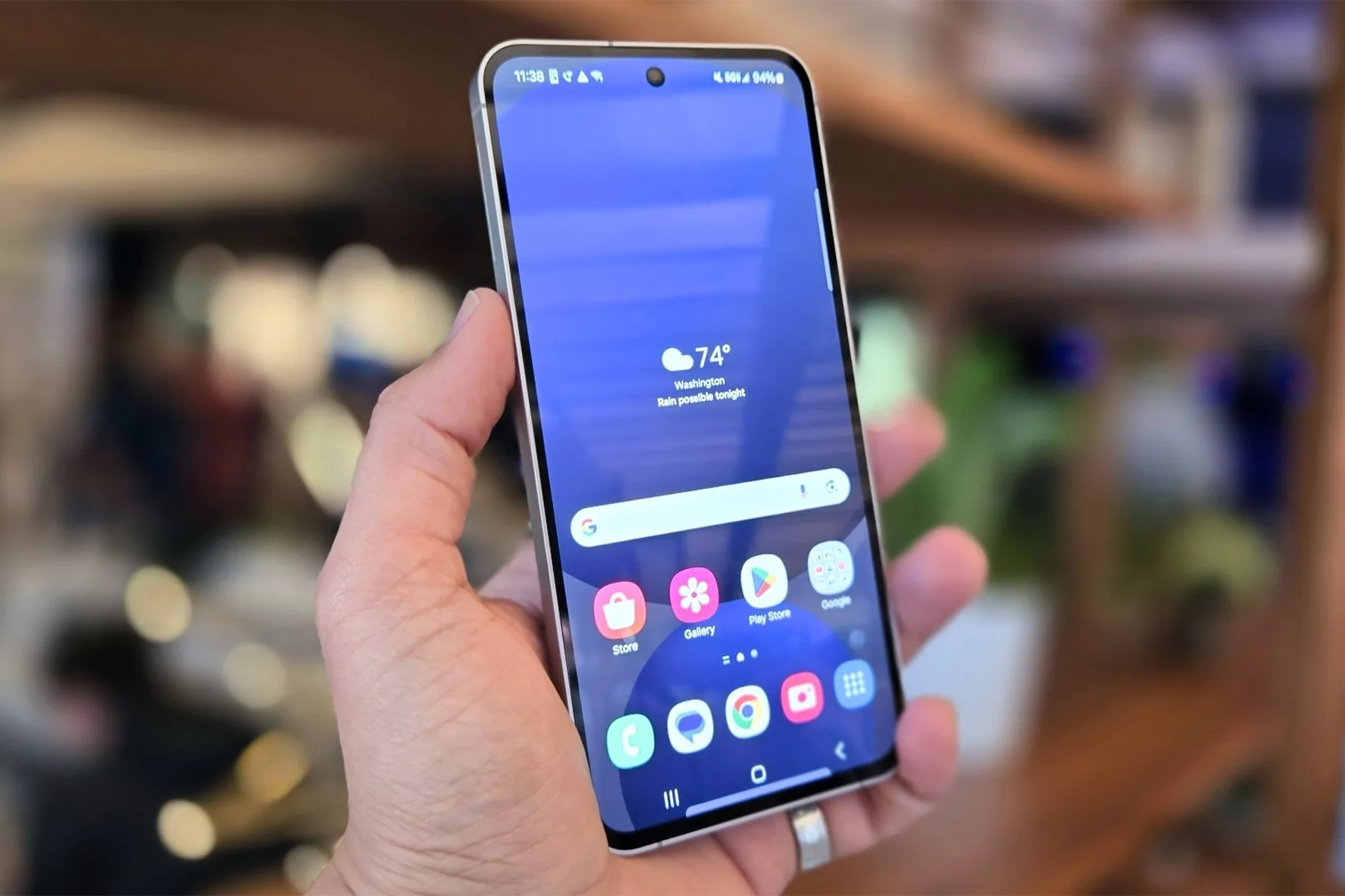 Samsung-galaxy-s24-fe-in-hand